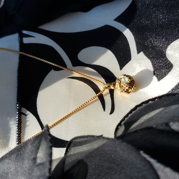 CHANEL Vintage Strass Knot Pendant - Picture 9 of 10